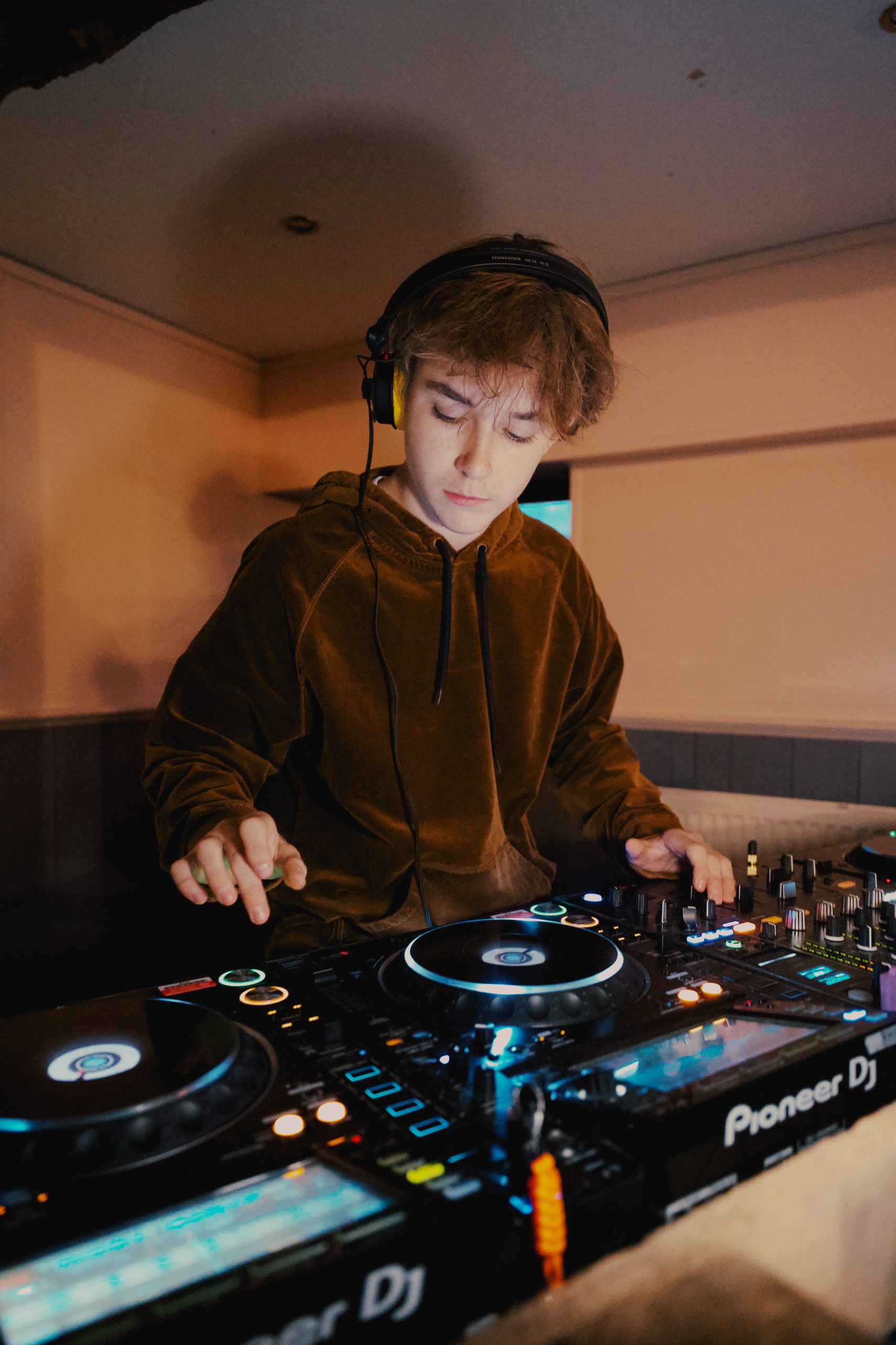 Little legs stood over a dj mixer